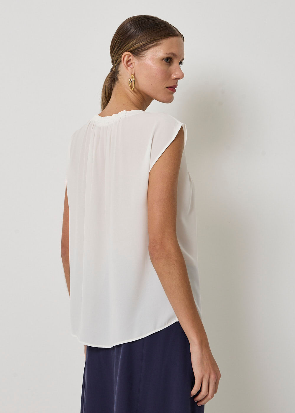 57.40.3408OFW BLUSA M/C CHIFFON DECOTE REDONDO