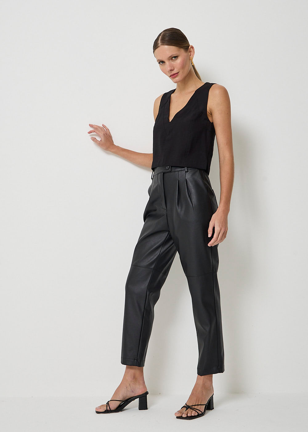 32.20.3401PTO CALÇA RETA PREGAS COURO SINTÉTICO