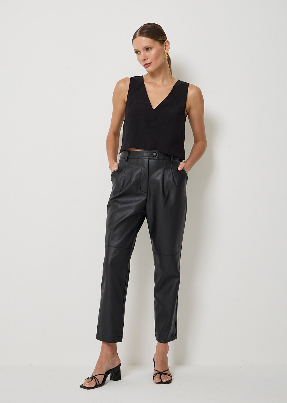 32.20.3401PTO CALÇA RETA PREGAS COURO SINTÉTICO