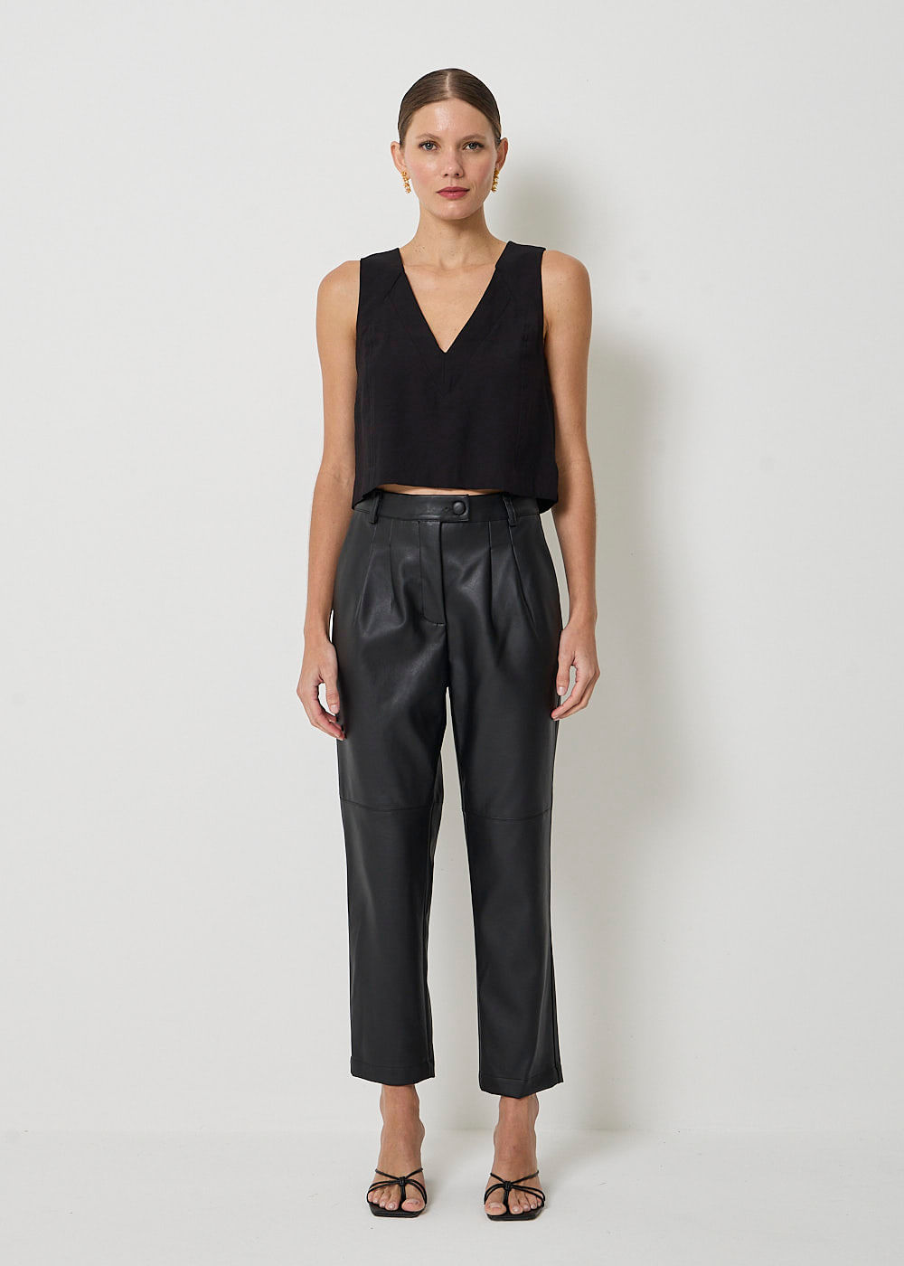 32.20.3401PTO CALÇA RETA PREGAS COURO SINTÉTICO