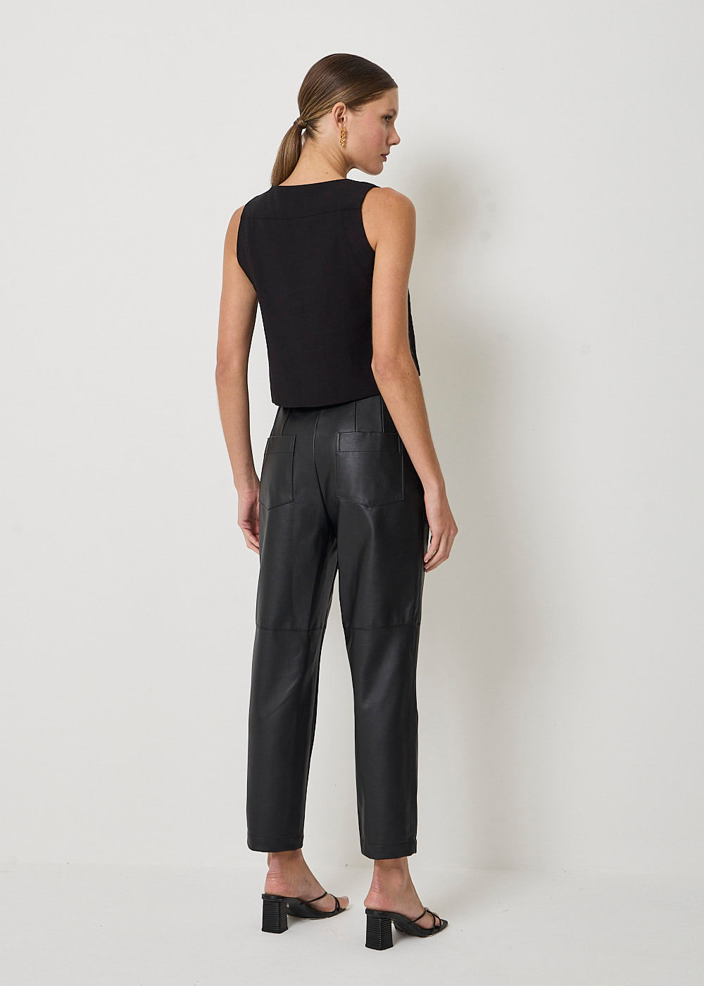 32.20.3401PTO CALÇA RETA PREGAS COURO SINTÉTICO