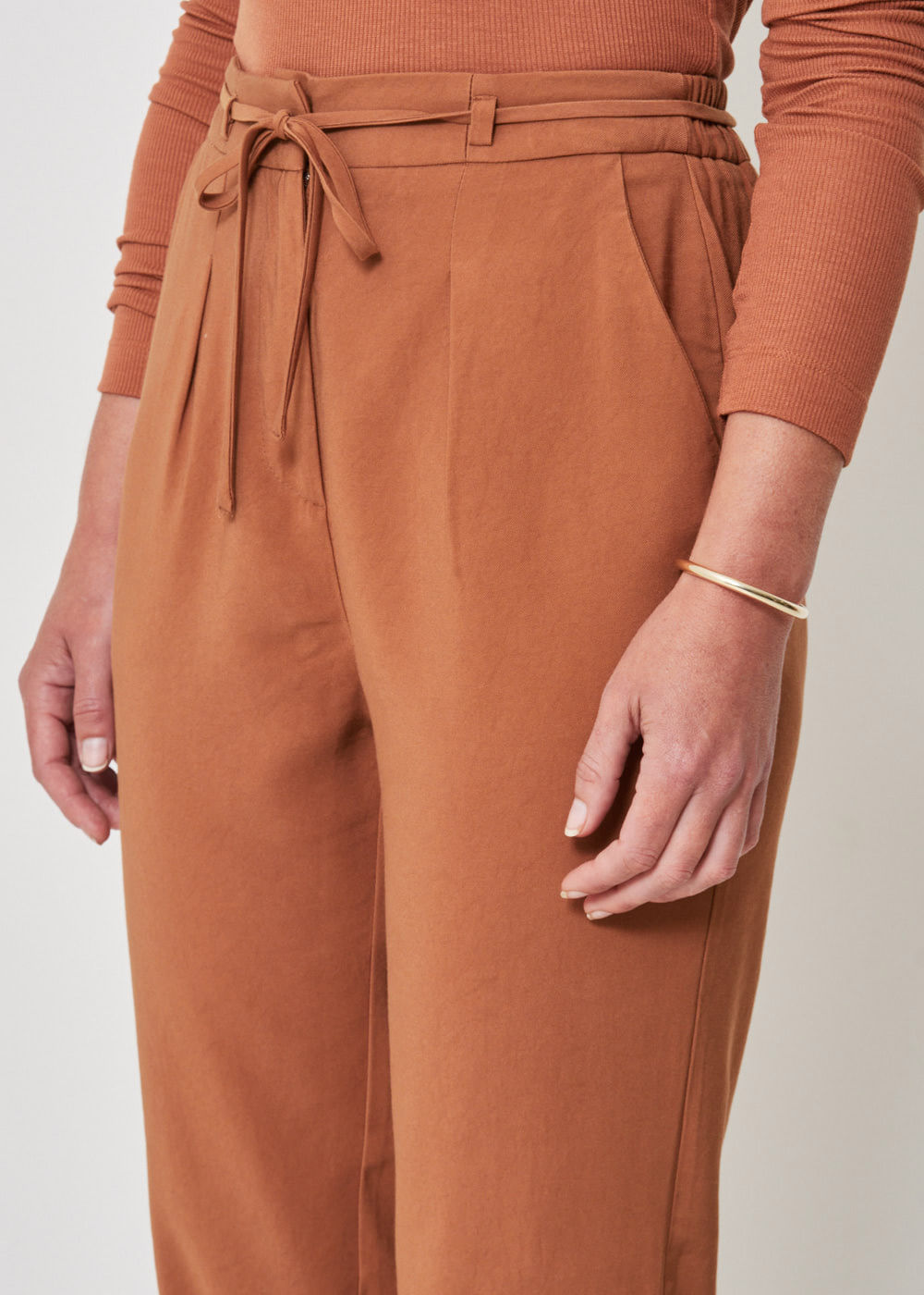 22.21.3504CHO CALÇA ALFAIATARIA RETA C/ AMARRAÇÃO