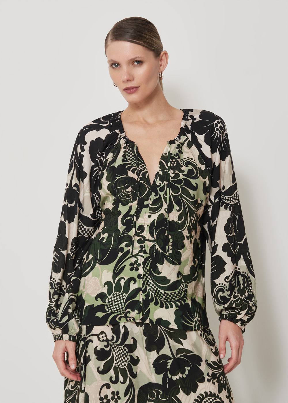 56.20.3507EST BLUSA M/L ESTAMPA TROPICAL FLOWERS