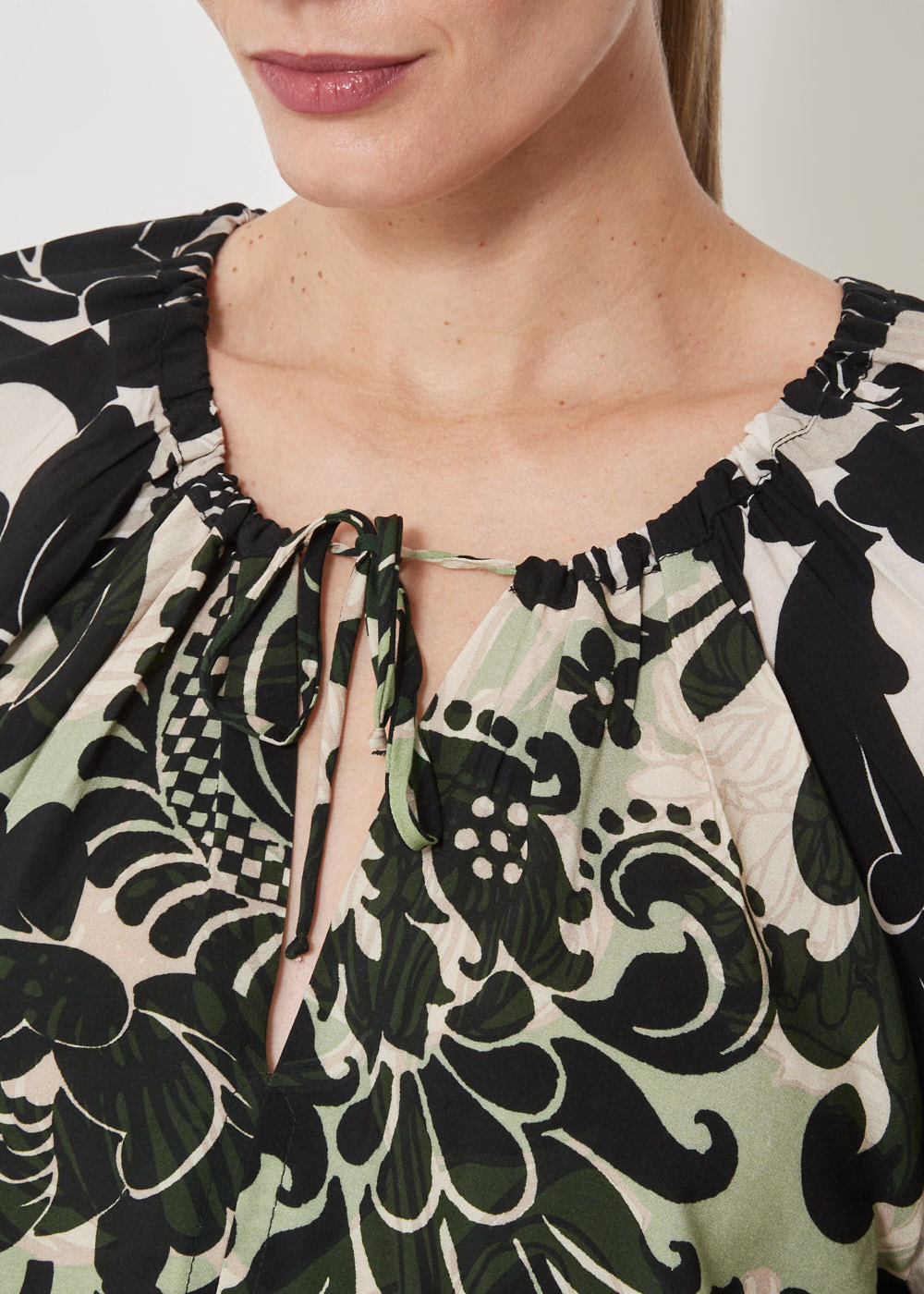 56.20.3507EST BLUSA M/L ESTAMPA TROPICAL FLOWERS