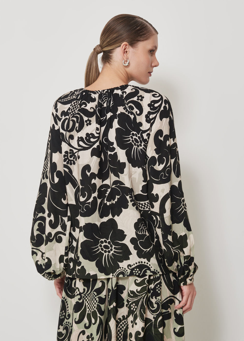 56.20.3507EST BLUSA M/L ESTAMPA TROPICAL FLOWERS