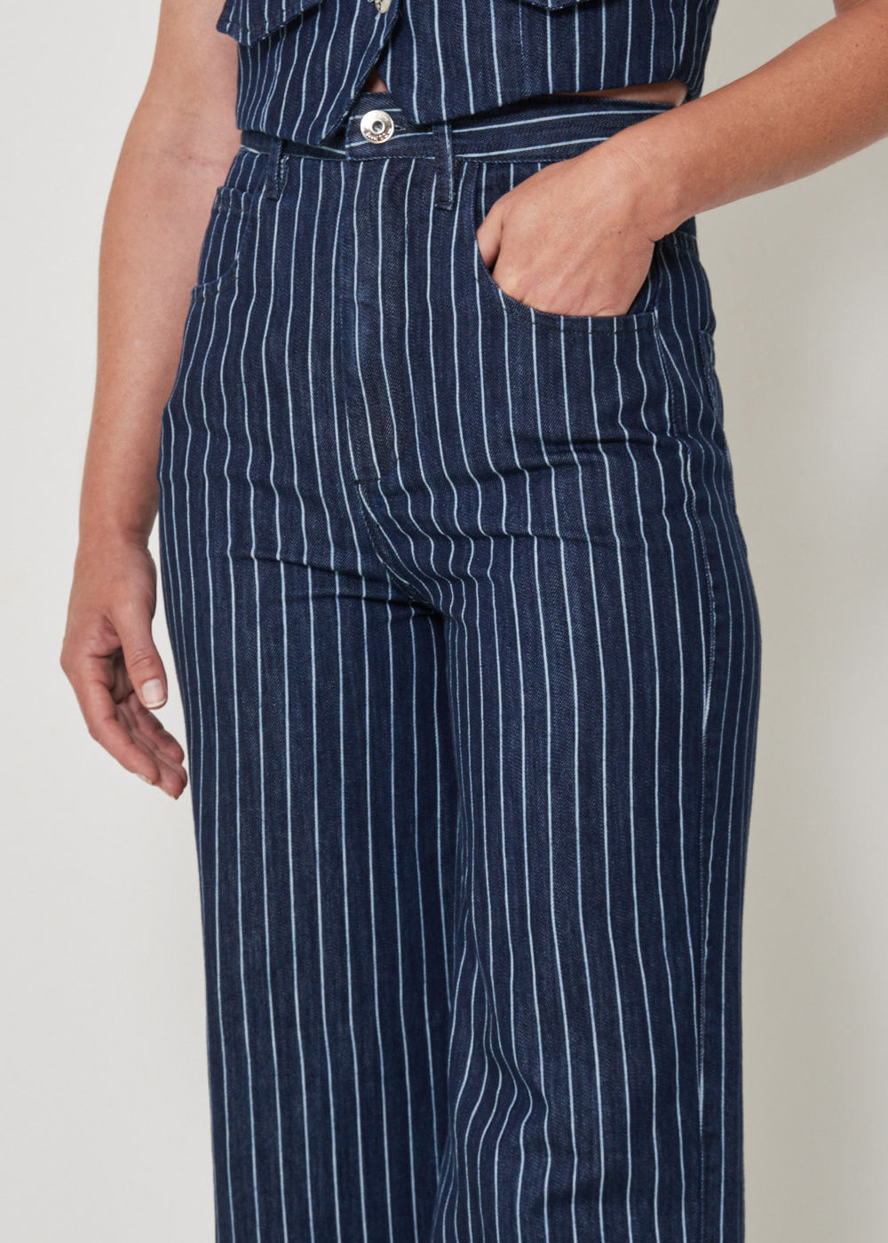 12.25.3502AMA CALÇA WIDE LEG RISCA DE GIZ