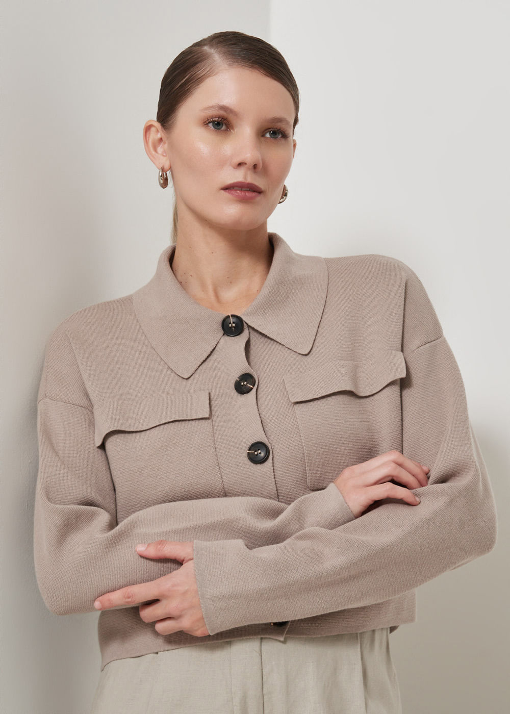 41.40.3503ARE CASACO CURTO TRICOT DETALHE BOLSOS