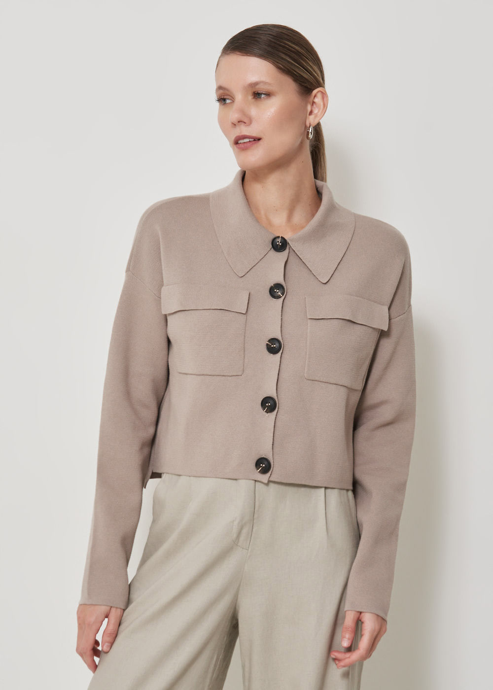 41.40.3503ARE CASACO CURTO TRICOT DETALHE BOLSOS