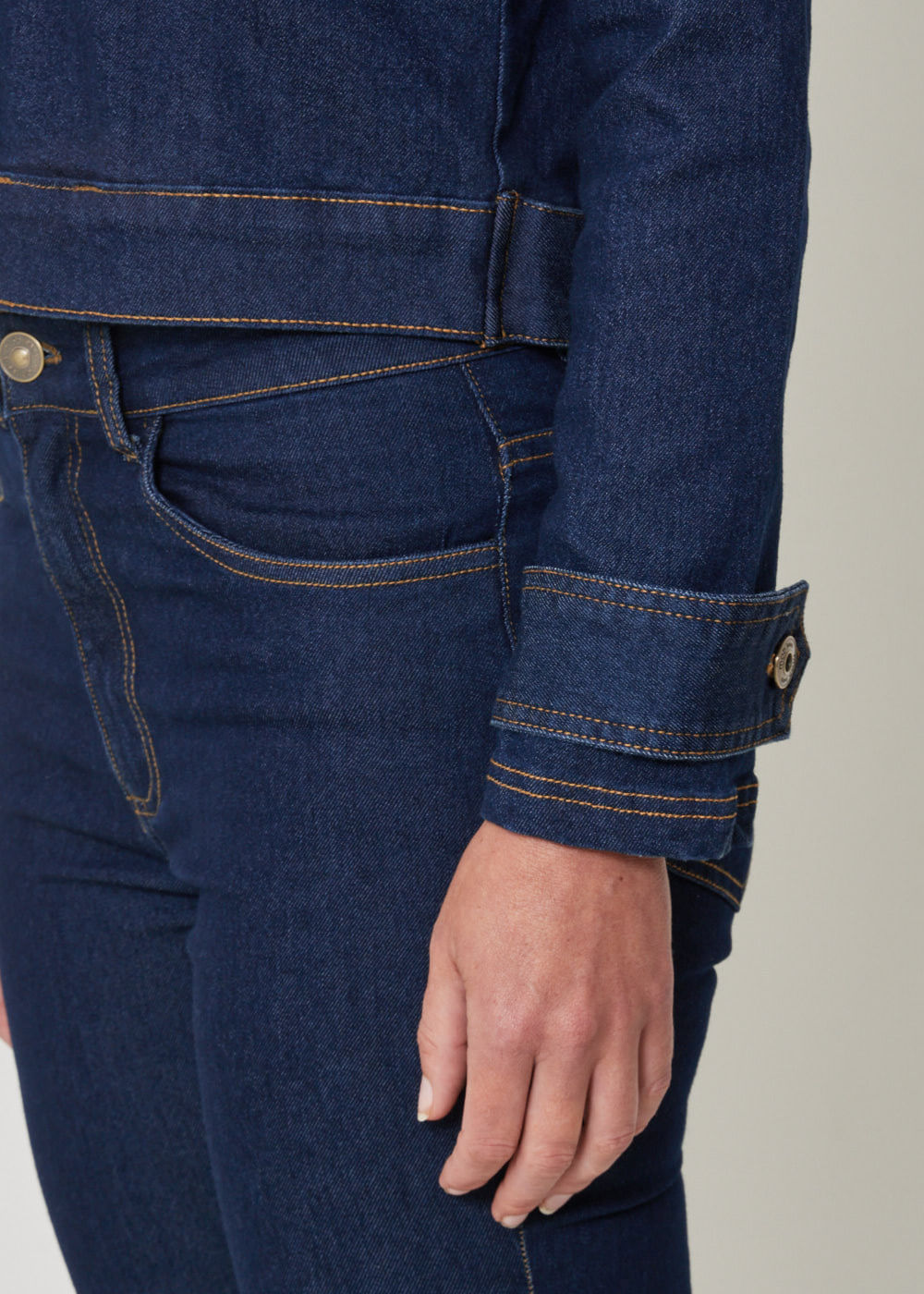 11.30.3502AMA JAQUETA JEANS DETALHE MARTINGALE