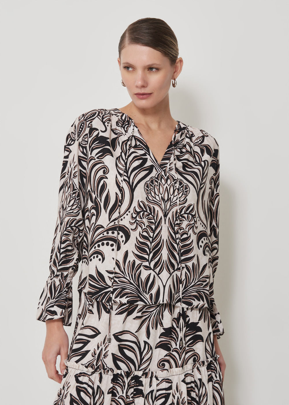 56.20.3503HAI BLUSA M/L DETALHE PUNHOS ESTAMPA LIGHT LEAVES