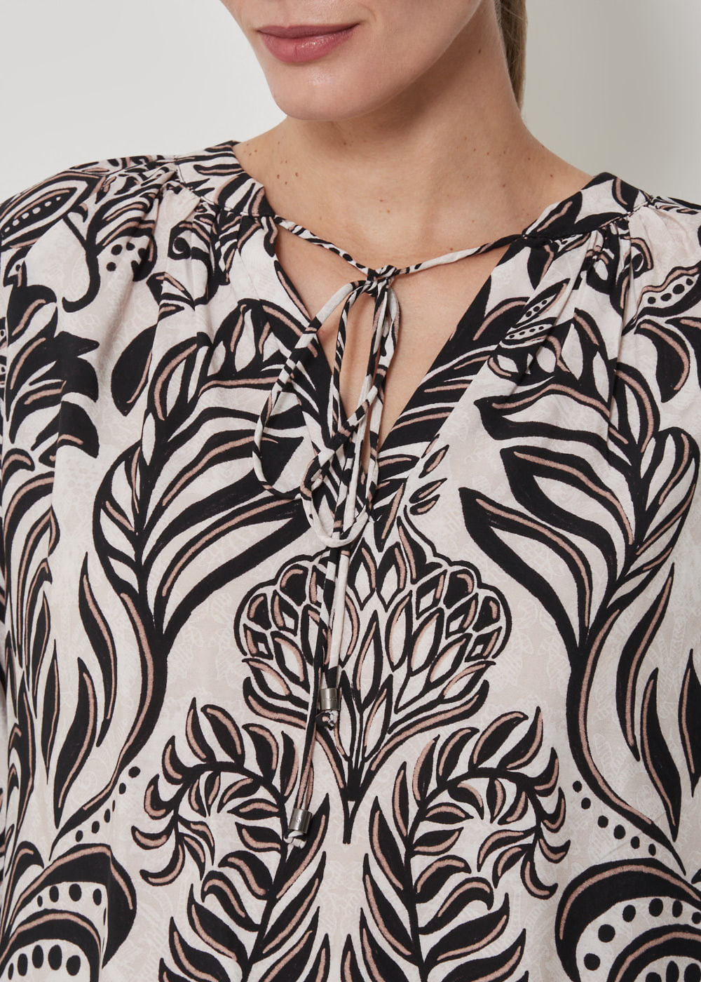 56.20.3503HAI BLUSA M/L DETALHE PUNHOS ESTAMPA LIGHT LEAVES
