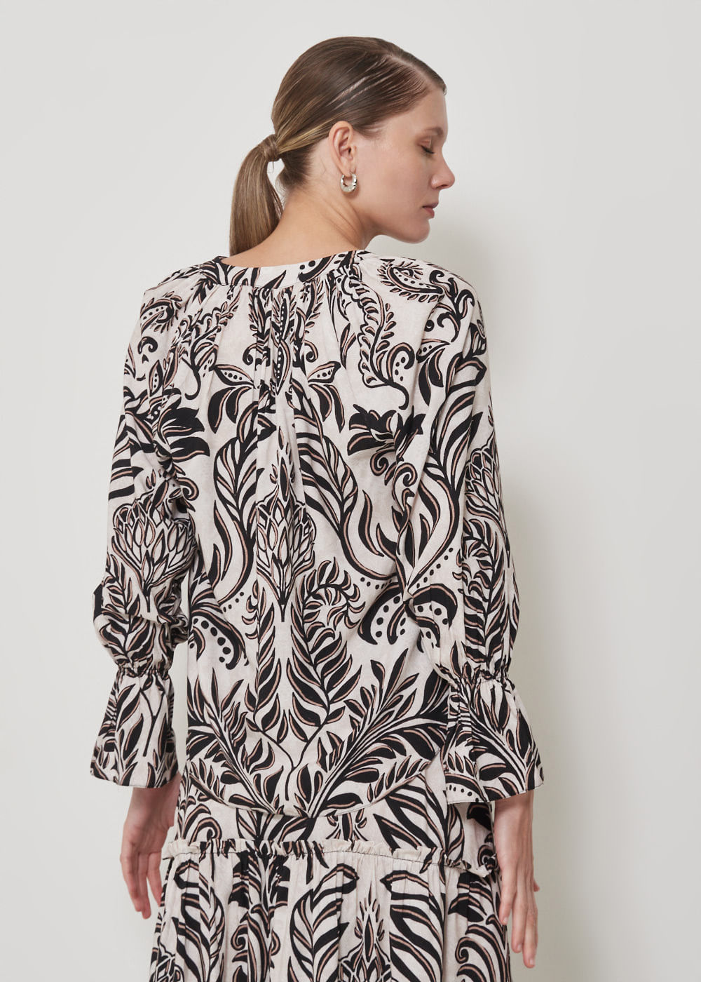 56.20.3503HAI BLUSA M/L DETALHE PUNHOS ESTAMPA LIGHT LEAVES