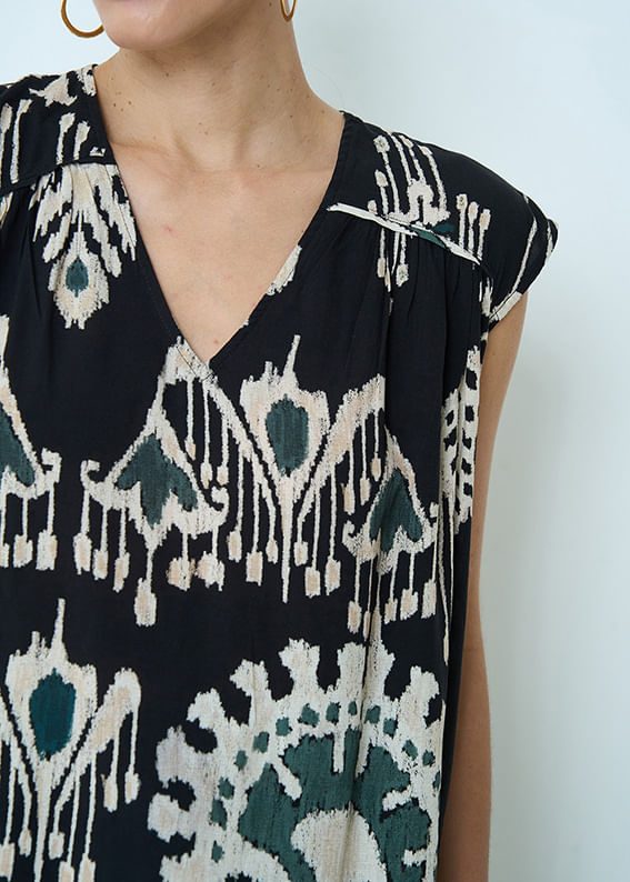 57.20.3510EST BLUSA M/C DECOTE V ESTAMPA ABSTRACT COLD