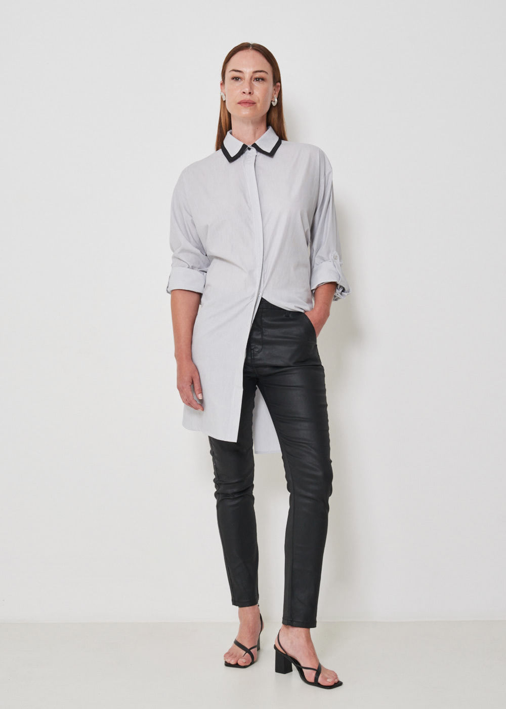 12.70.3502PTO CALÇA SARJA SKINNY RESINADA