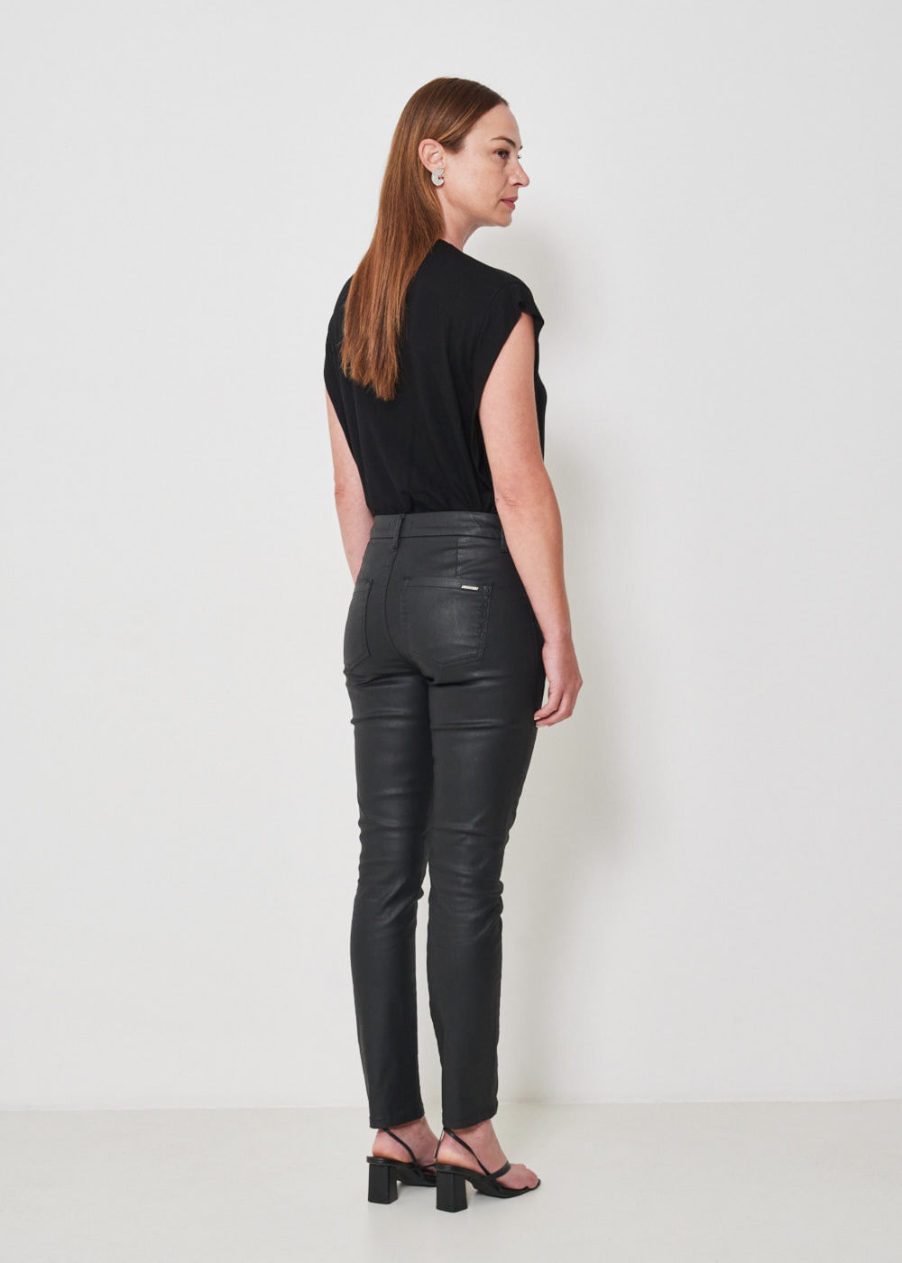 12.70.3502PTO CALÇA SARJA SKINNY RESINADA