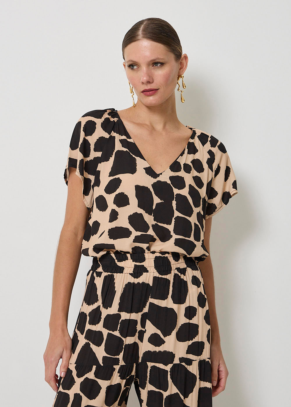 57.20.3503EST BLUSA DECOTE V ESTAMPA SAFARI GIRAFFE
