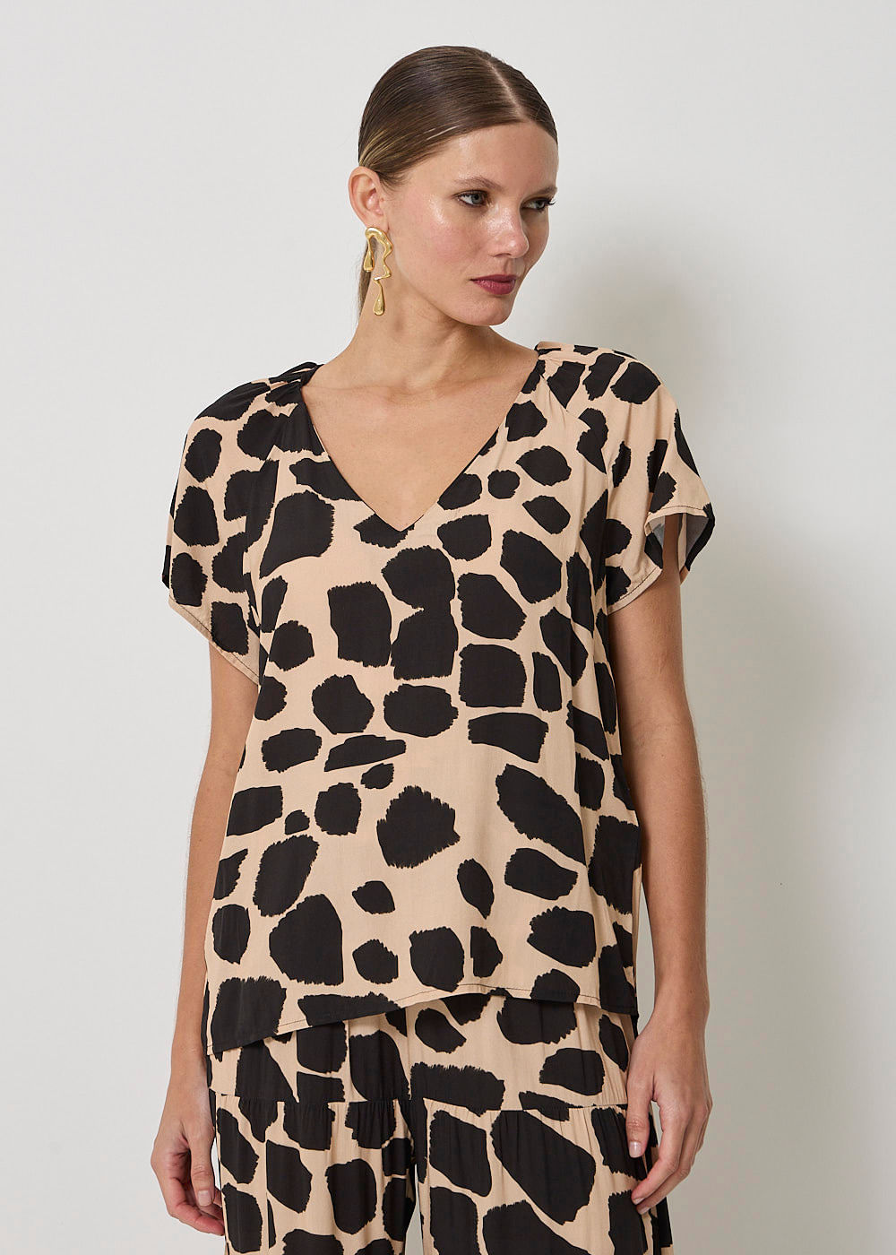 57.20.3503EST BLUSA DECOTE V ESTAMPA SAFARI GIRAFFE