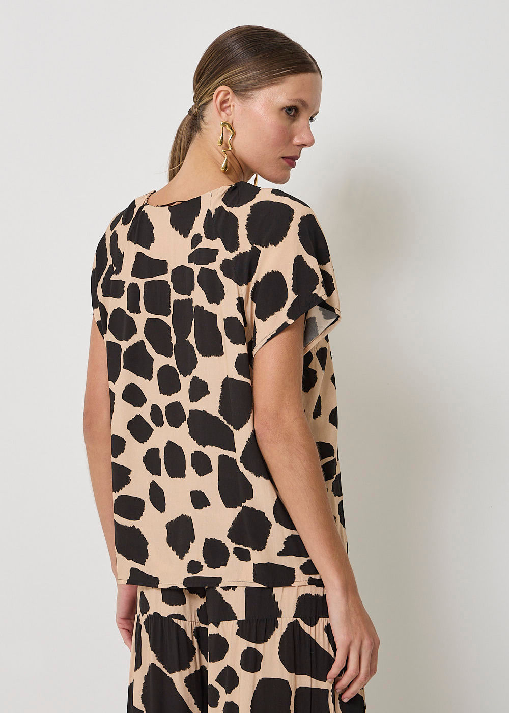 57.20.3503EST BLUSA DECOTE V ESTAMPA SAFARI GIRAFFE