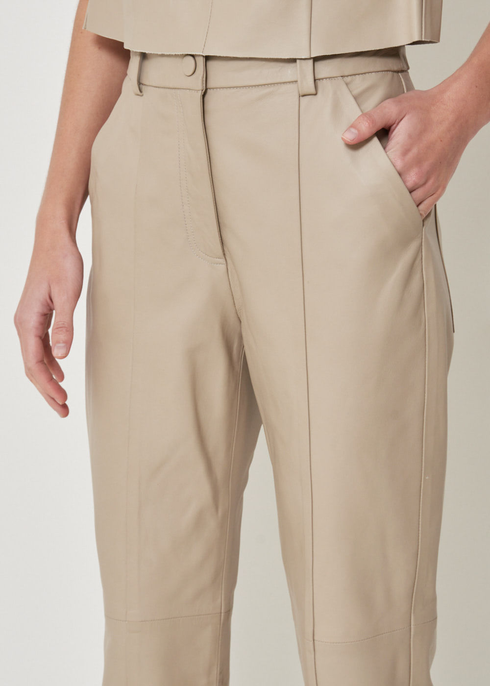 32.20.3501HAI CALÇA RETA DE COURO  - HIGHLINE