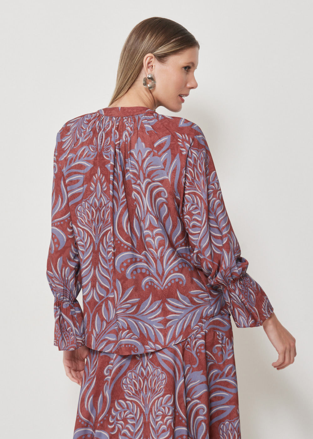 56.20.3502CHO BLUSA DETALHE PUNHOS ESTAMPA LIGHT LEAVES