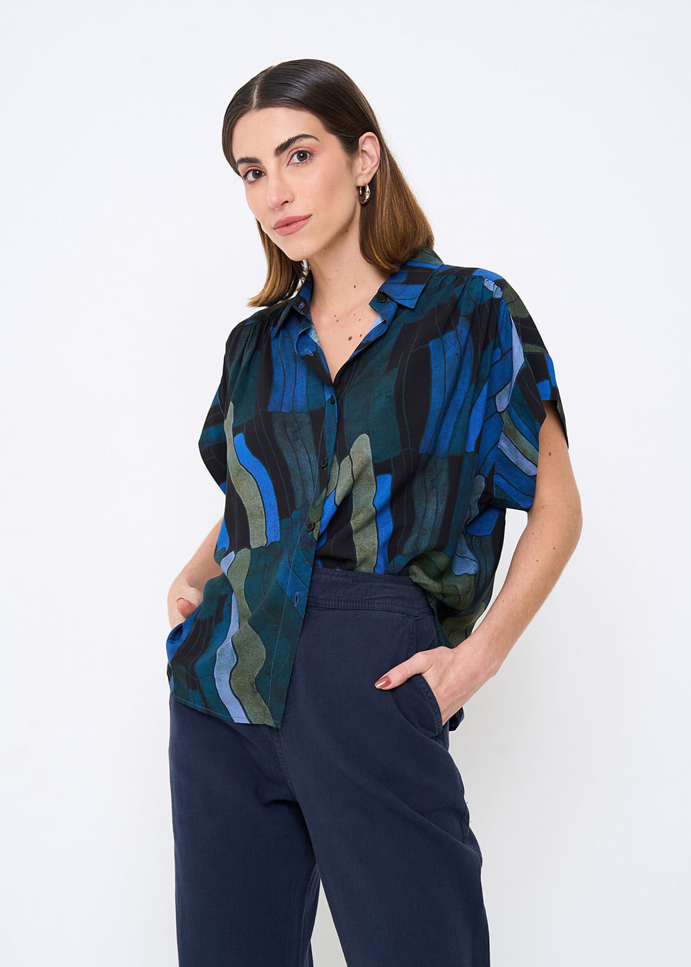 57.20.3506EST CAMISA  M/C DETALHE PREGAS ESTAMPA COLOR WINGS