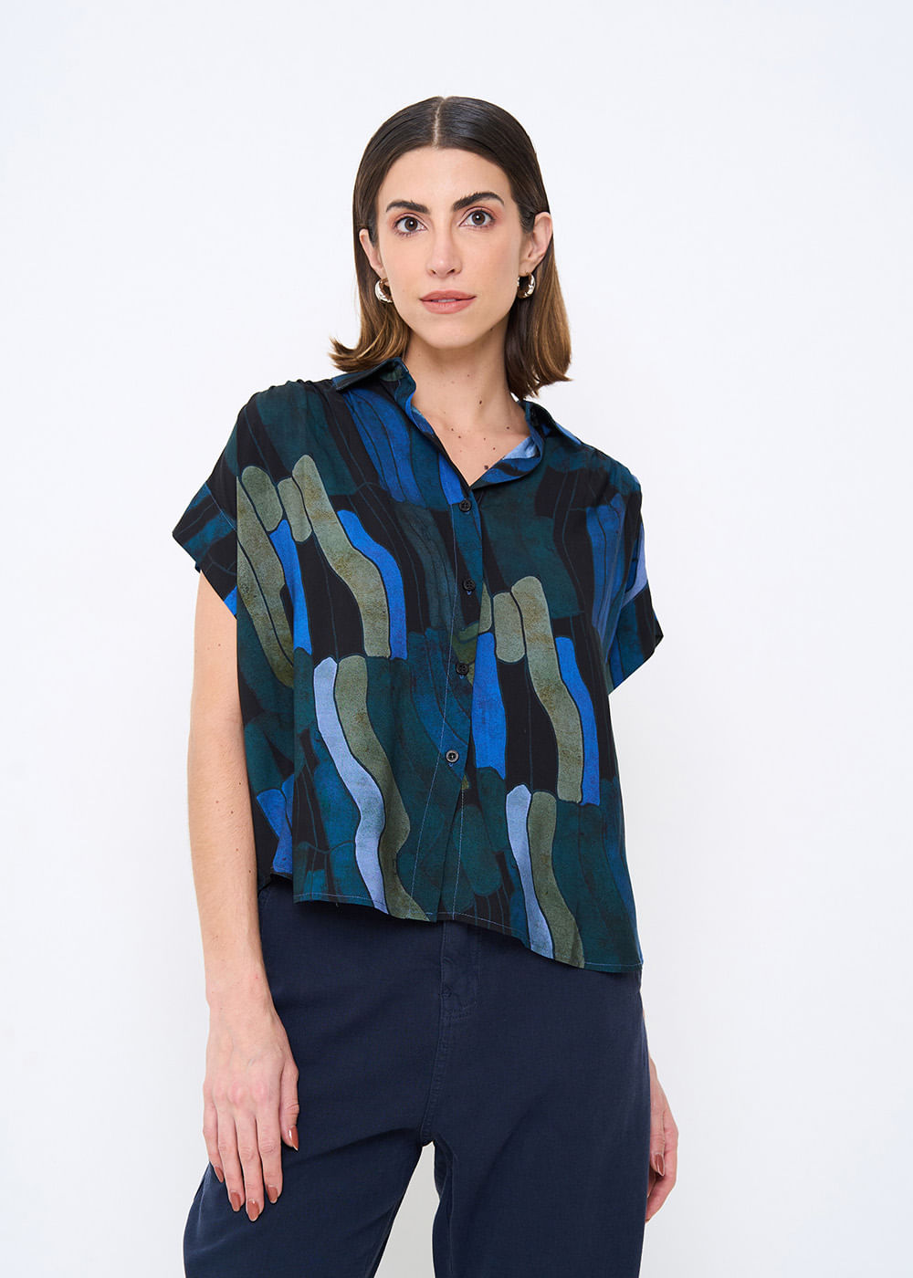57.20.3506EST CAMISA  M/C DETALHE PREGAS ESTAMPA COLOR WINGS