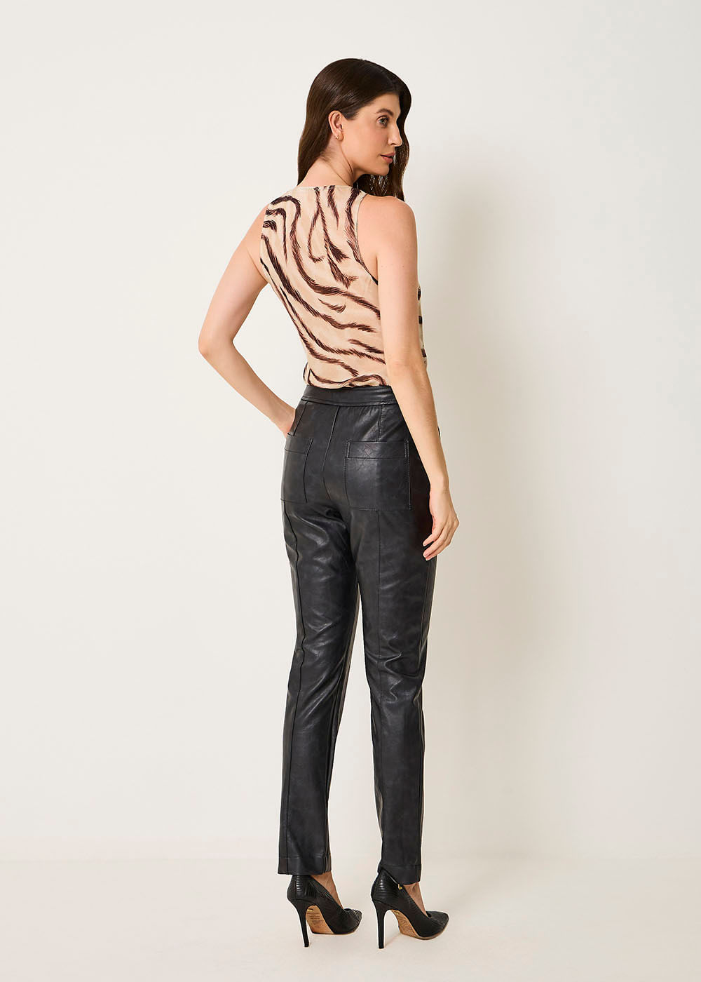 32.20.3504PTO CALÇA SLIM COURO SINTÉTICO - HIGHLINE