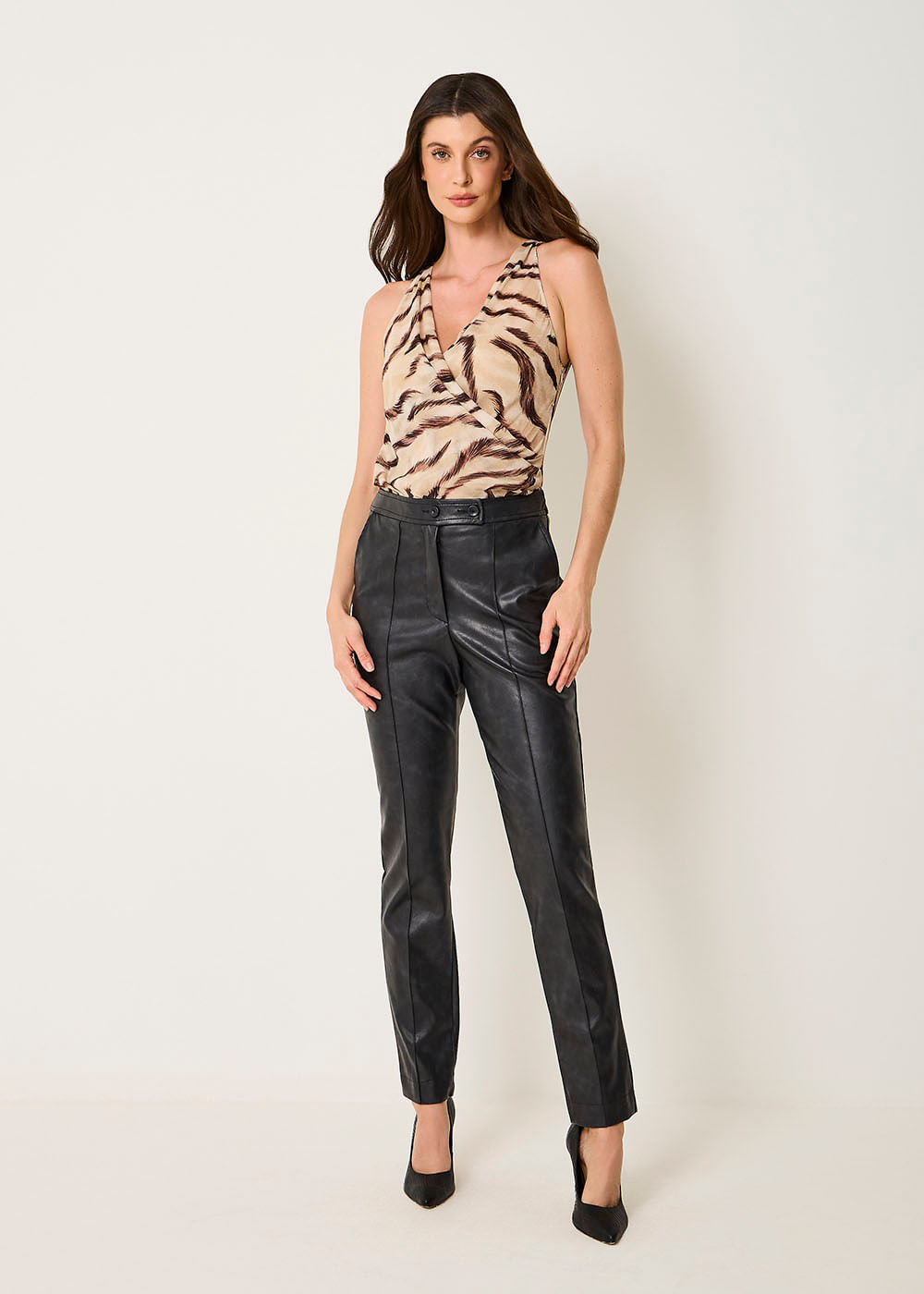 32.20.3504PTO CALÇA SLIM COURO SINTÉTICO - HIGHLINE