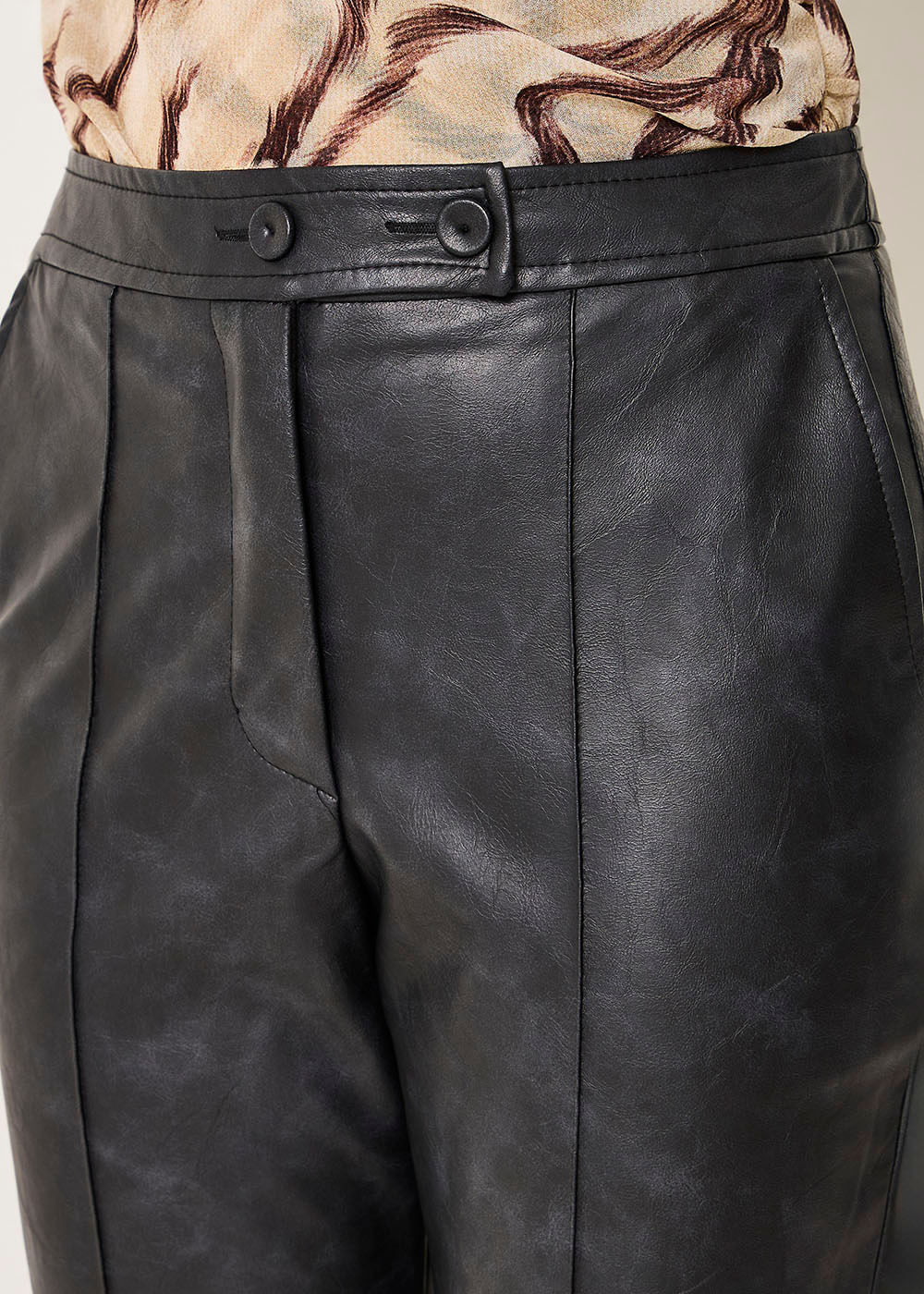 32.20.3504PTO CALÇA SLIM COURO SINTÉTICO - HIGHLINE