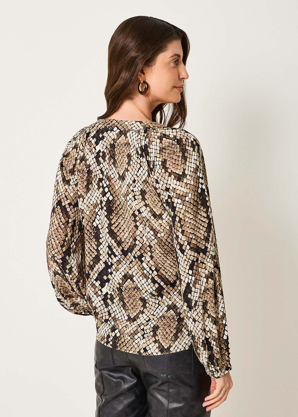 56.20.3511EST BLUSA M/L ESTAMPA SNAKE DETAILS