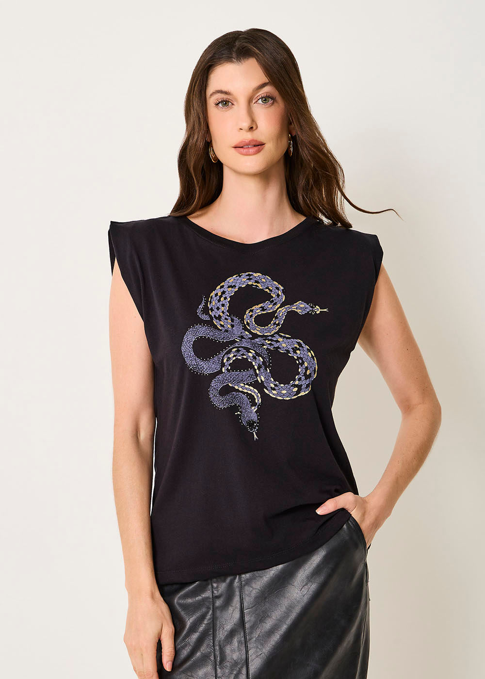 67.41.3504PTO REGATA  APLICAÇÃO SNAKE DETALHE BORDADA