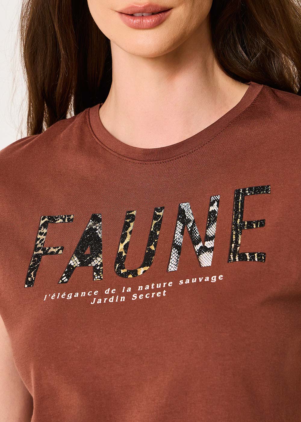 67.43.3507CHO T-SHIRT COM APLICAÇÃO  FAUNE