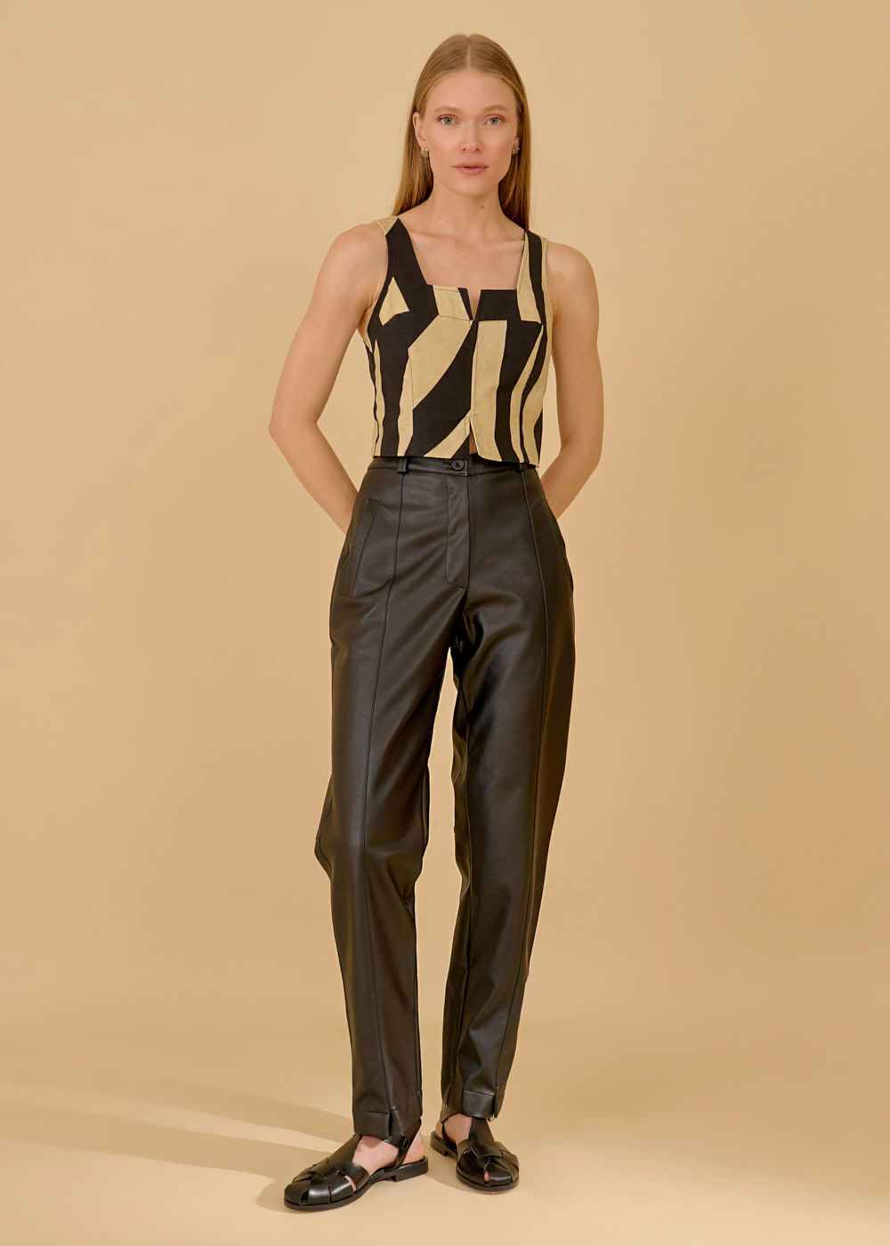 32.20.3607PTO CALÇA RETA DETALHADA COURO SINTÉTICO