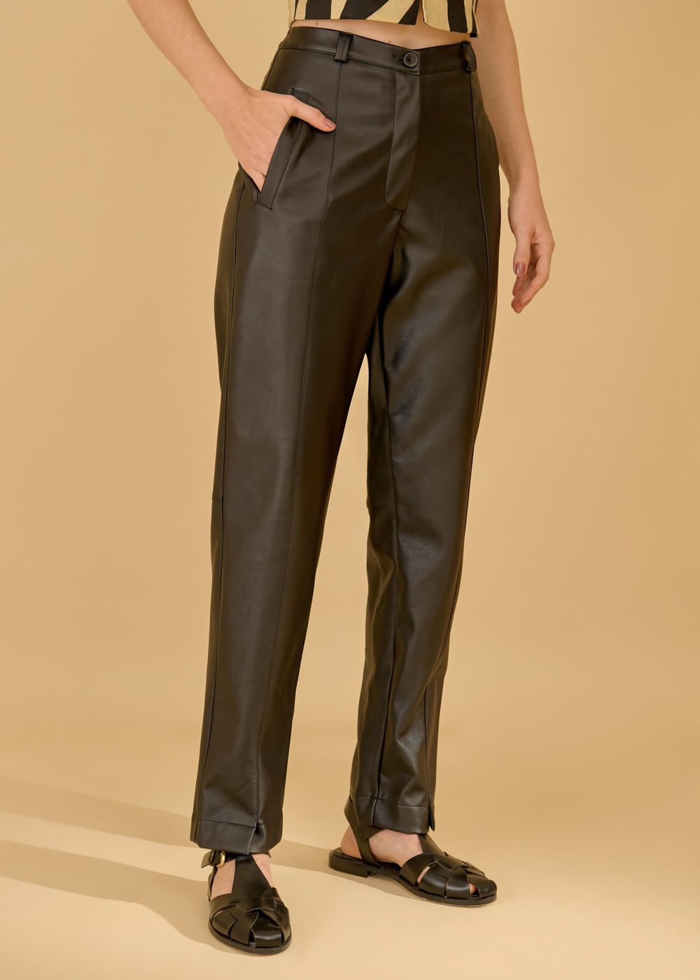 32.20.3607PTO CALÇA RETA DETALHADA COURO SINTÉTICO