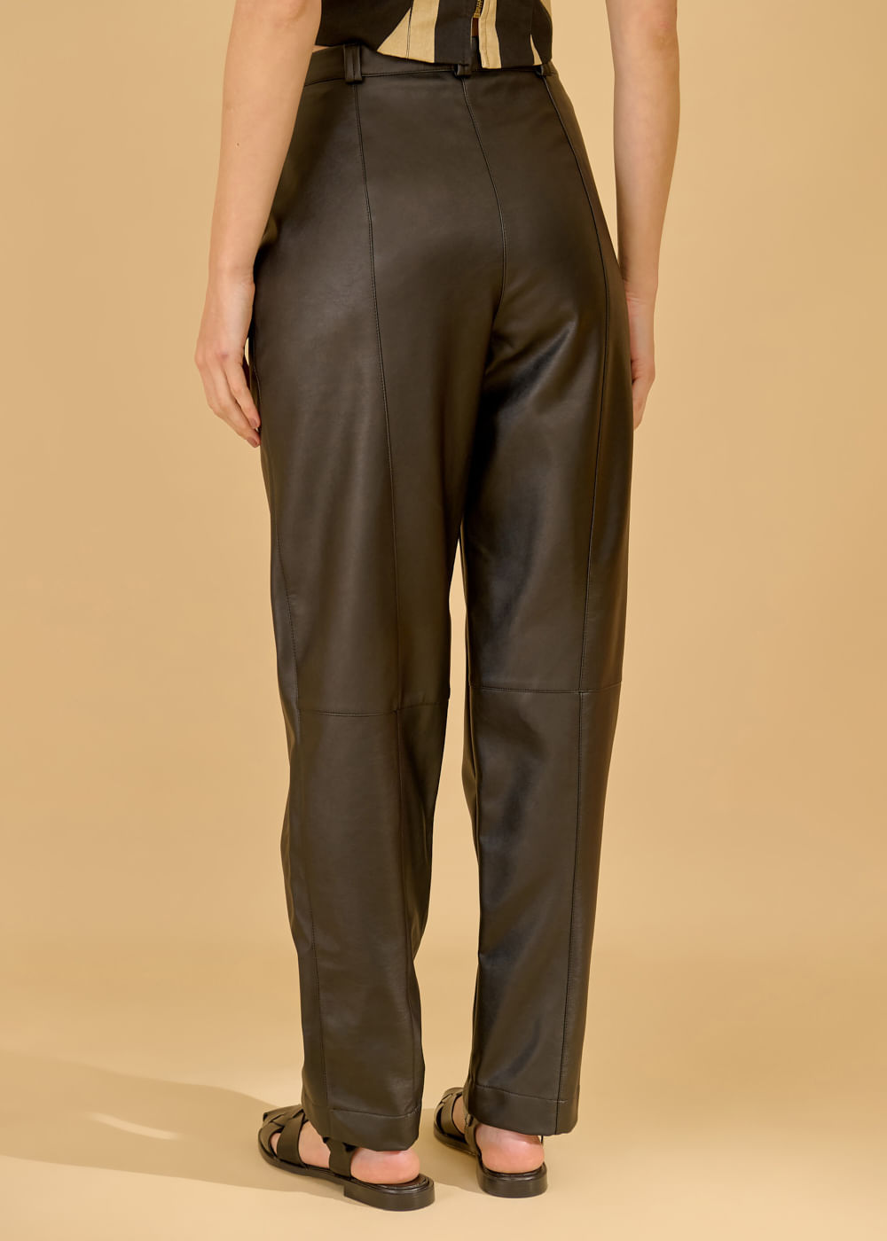 32.20.3607PTO CALÇA RETA DETALHADA COURO SINTÉTICO