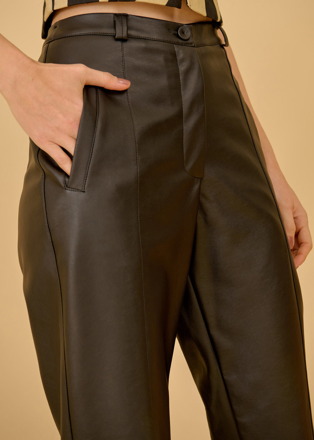 32.20.3607PTO CALÇA RETA DETALHADA COURO SINTÉTICO