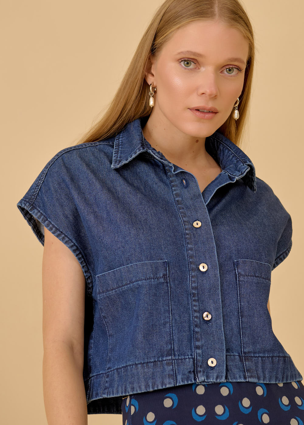 15.10.3601AMA CAMISA JEANS M/C BOLSOS