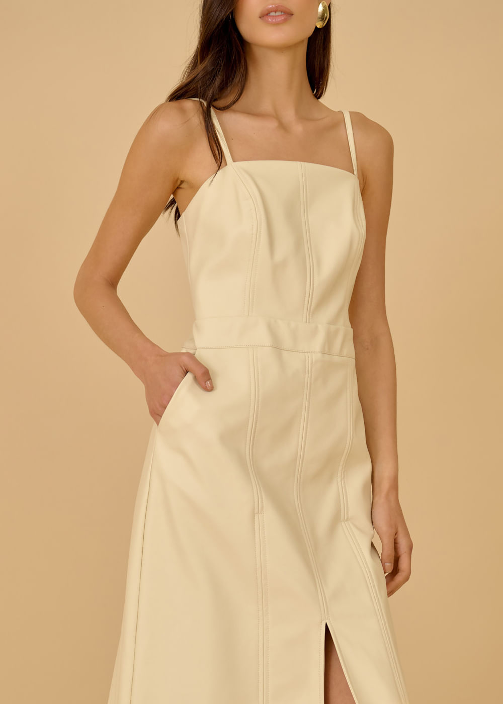 33.10.3604OFW VESTIDO MIDI DECOTE RETO COURO SINTÉTICO