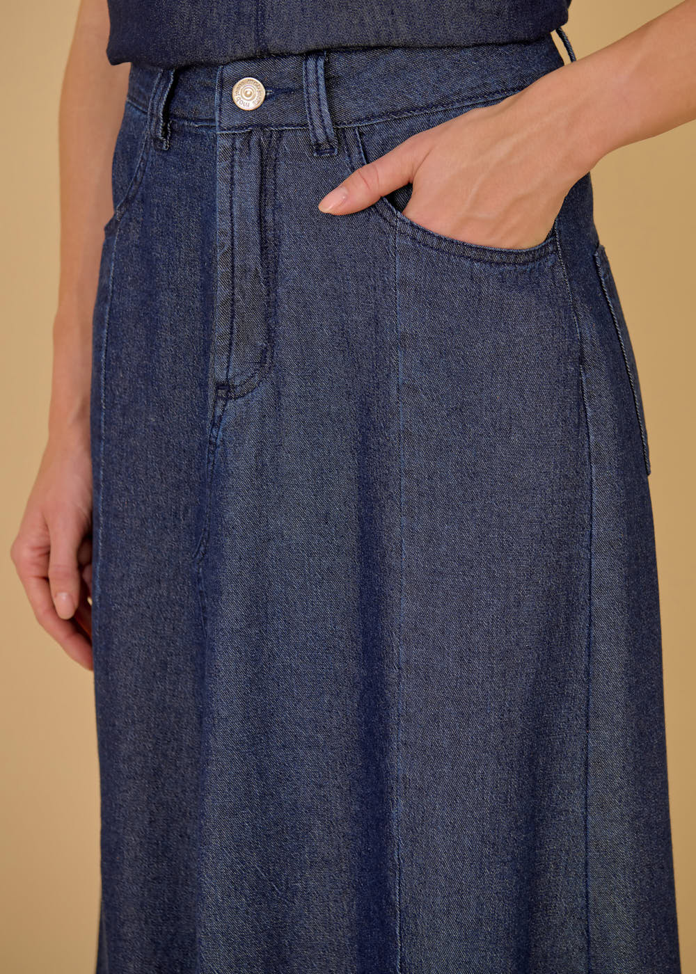 14.20.3603AMA SAIA MIDI JEANS FENDA FRONTAL