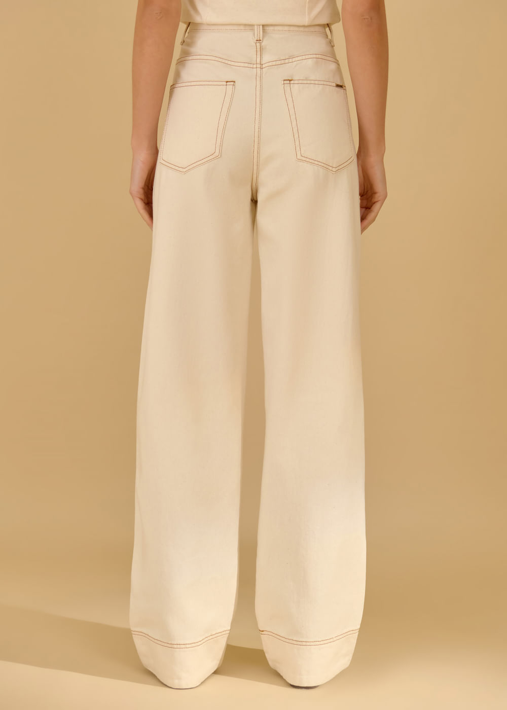 12.71.3602CRU CALÇA RETA SARJA PESPONTO CONTRASTANTE