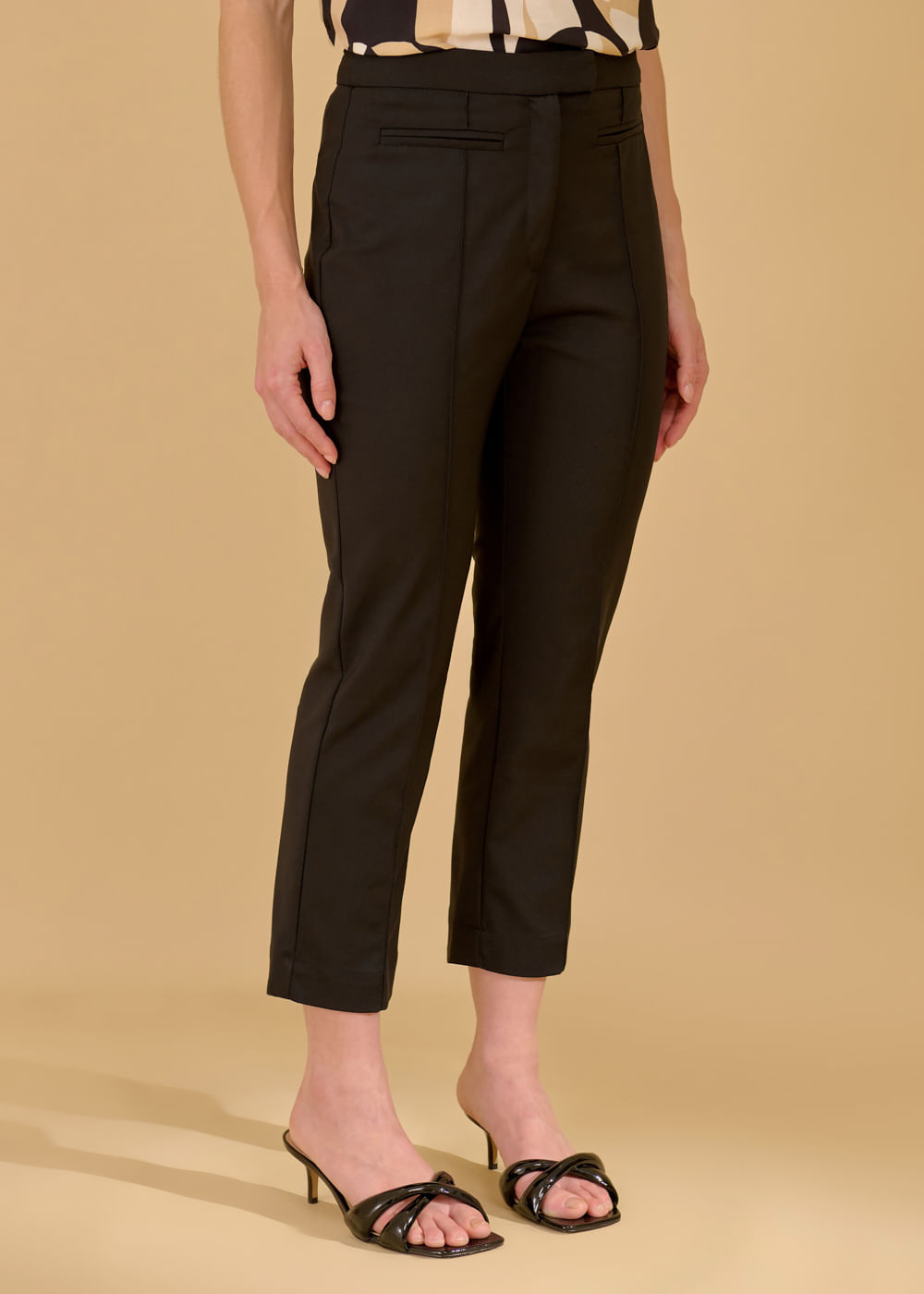 22.21.3606PTO CALÇA ALFAIATARIA RETA DETALHADA