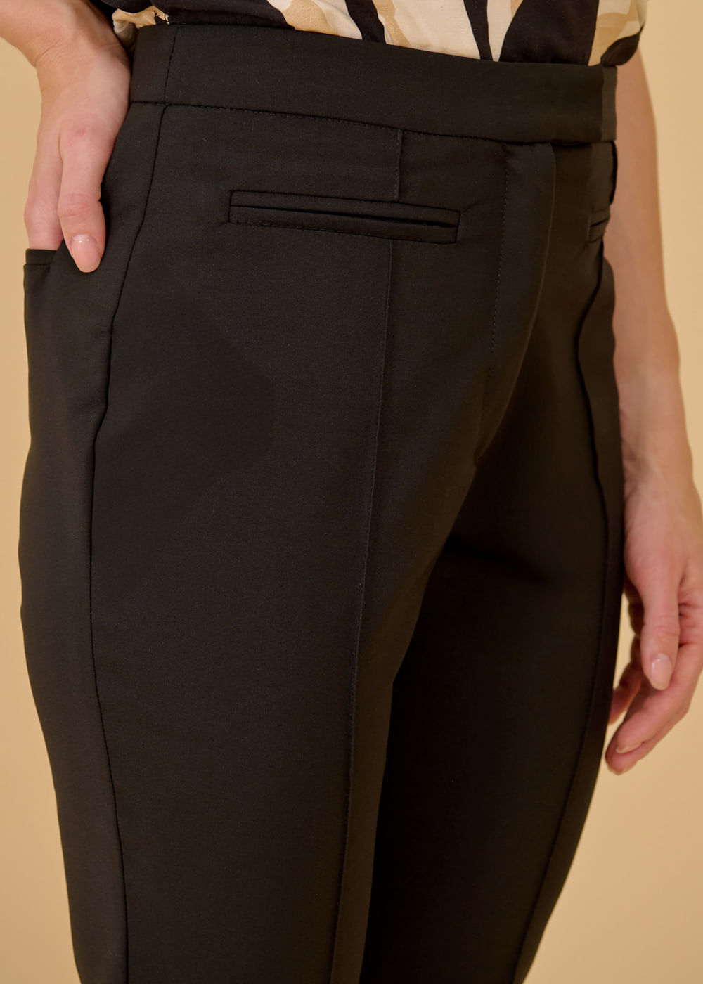 22.21.3606PTO CALÇA ALFAIATARIA RETA DETALHADA