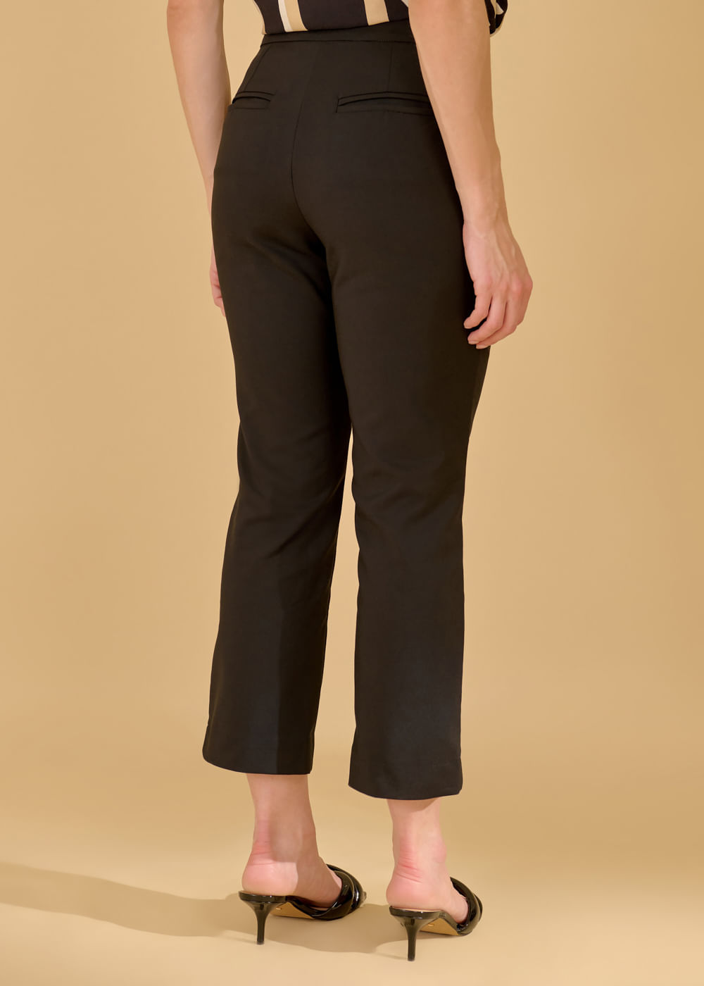 22.21.3606PTO CALÇA ALFAIATARIA RETA DETALHADA