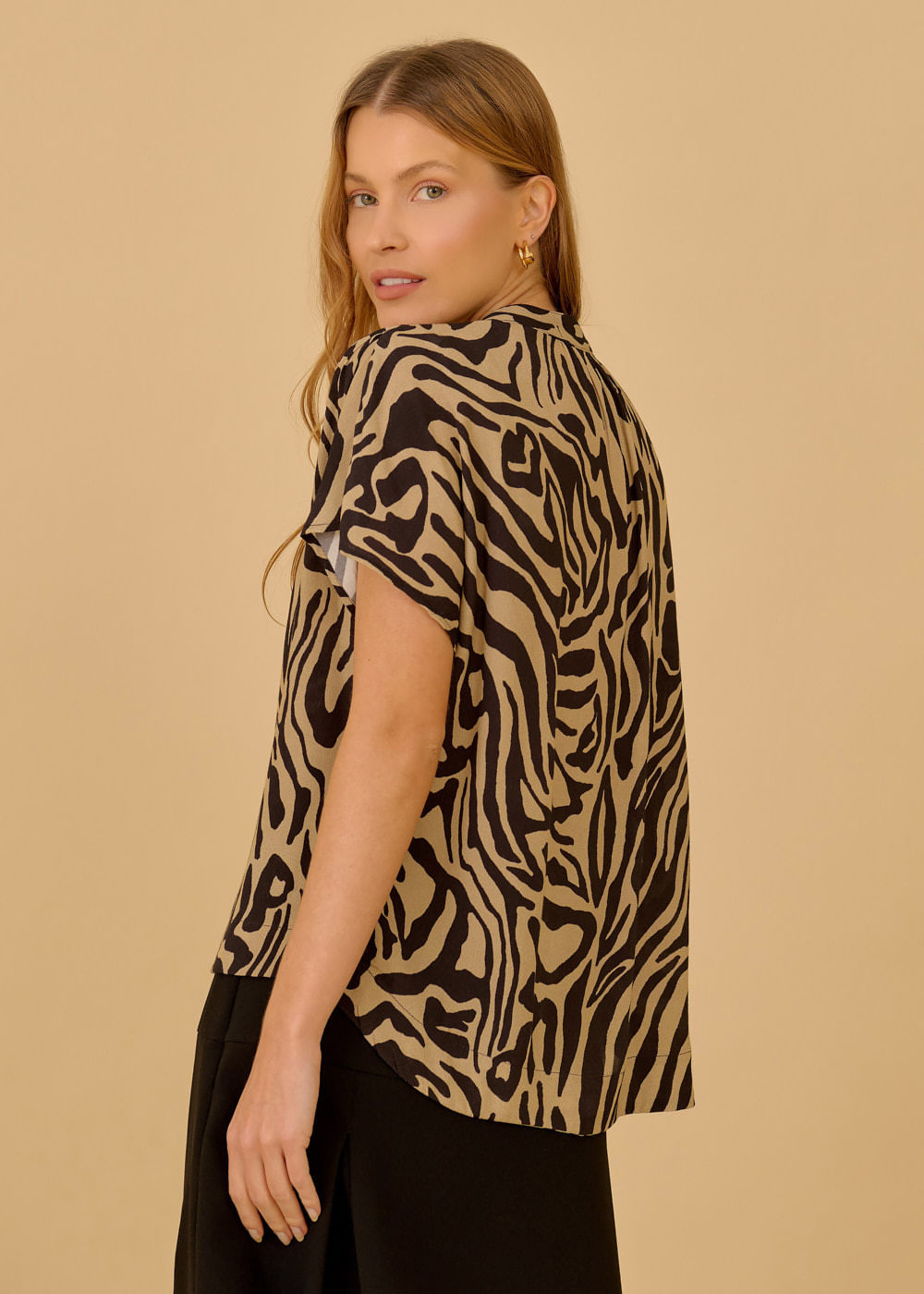 57.20.3601EST BLUSA M/C DECOTE V ESTAMPA TANKAH