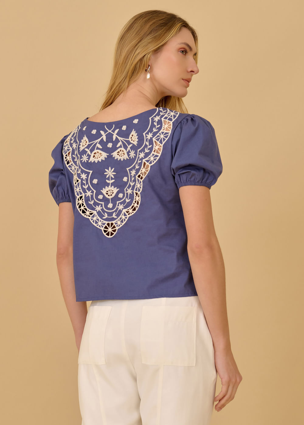 57.41.3601AZL BLUSA M/C DETALHE BORDADO