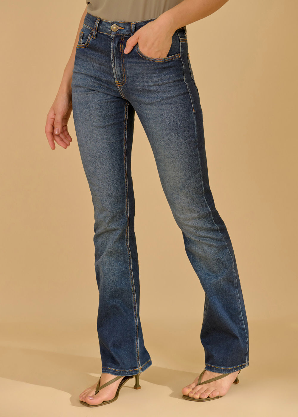 12.23.3601AMA CALÇA JEANS BOOTCUT PESPONTO CONTRASTANTE