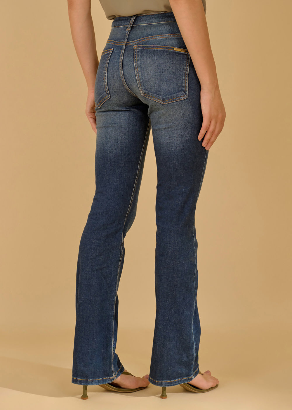 12.23.3601AMA CALÇA JEANS BOOTCUT PESPONTO CONTRASTANTE