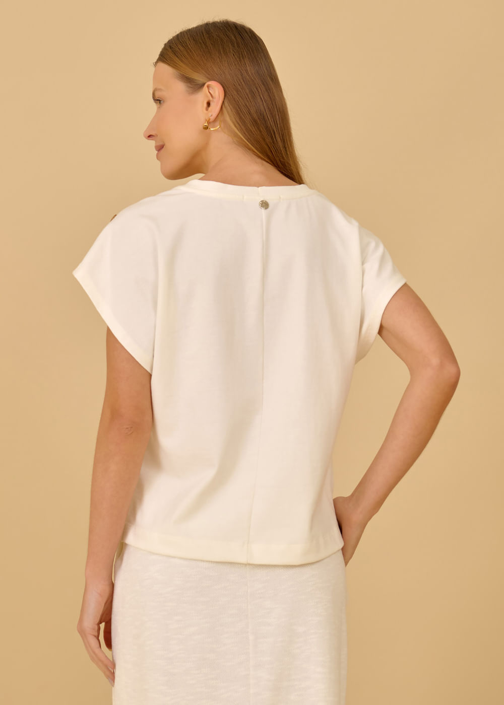 67.40.3604OFW BLUSA LISA COM BOTÕES APLICADOS NAS MANGAS