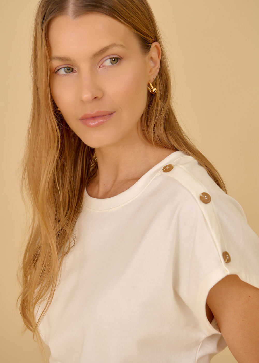 67.40.3604OFW BLUSA LISA COM BOTÕES APLICADOS NAS MANGAS