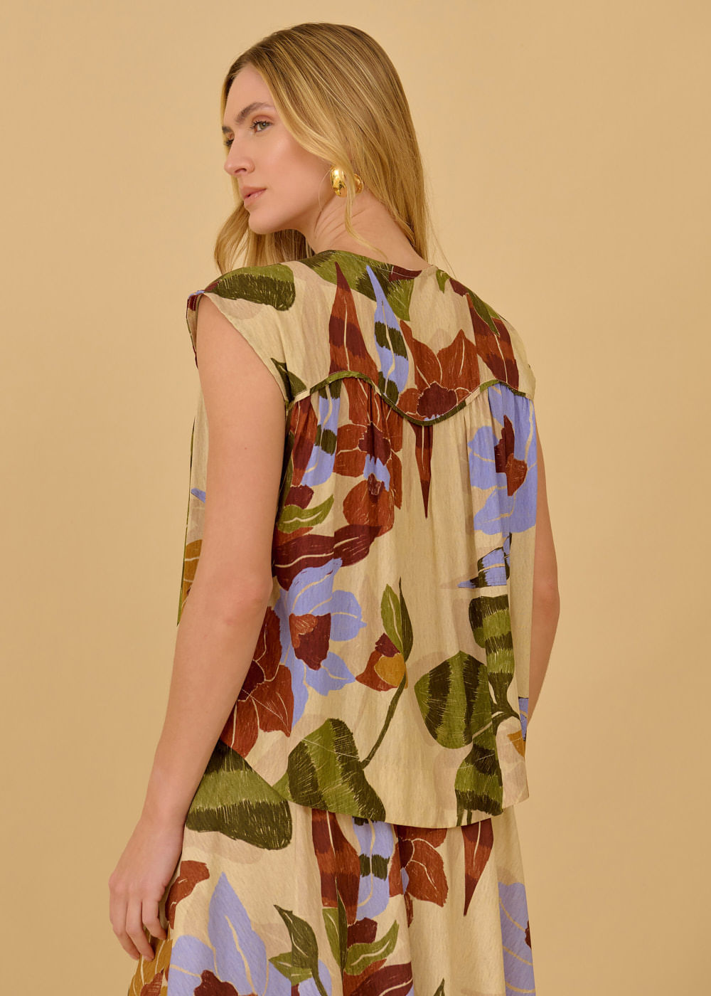 57.20.3603EST BLUSA M/C DECOTE V ESTAMPA WIND FLOWER